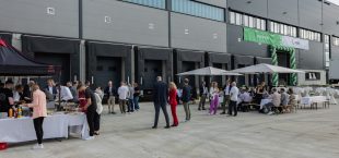 福维克（Vorwerk）与 FIEGE 为新仓储物流大楼落成揭幕